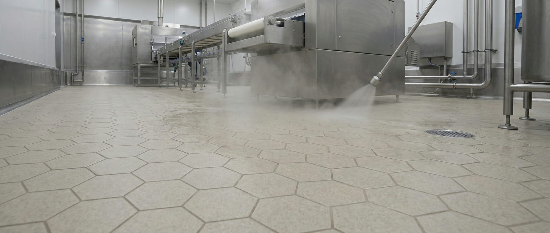 Industrielle Lebensmittelproduktion mit Heißdampfreinigung auf Hexacer-Boden - Visualisierung von thermischer Schockbeständigkeit und Hygiene in der Kosmetikindustrie.