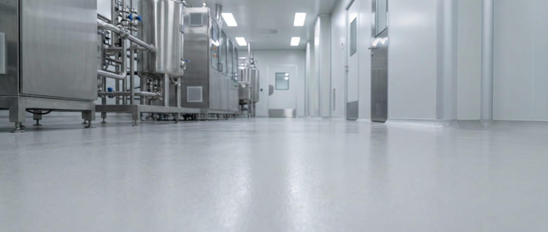 Steriler Produktionsraum in der Pharmaindustrie mit Edelstahltanks und fugenlosem Industrieboden - Visualisierung von GMP-konformen und porenfreien Oberflächen für Reinräume und Labore.