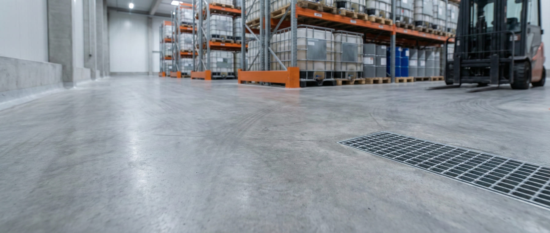 Gefahrstofflager mit IBC-Containern in Hochregalen und Gabelstapler auf Betonboden mit Reifenspuren und Bodenablauf - Visualisierung von WHG-konformen Logistikflächen.